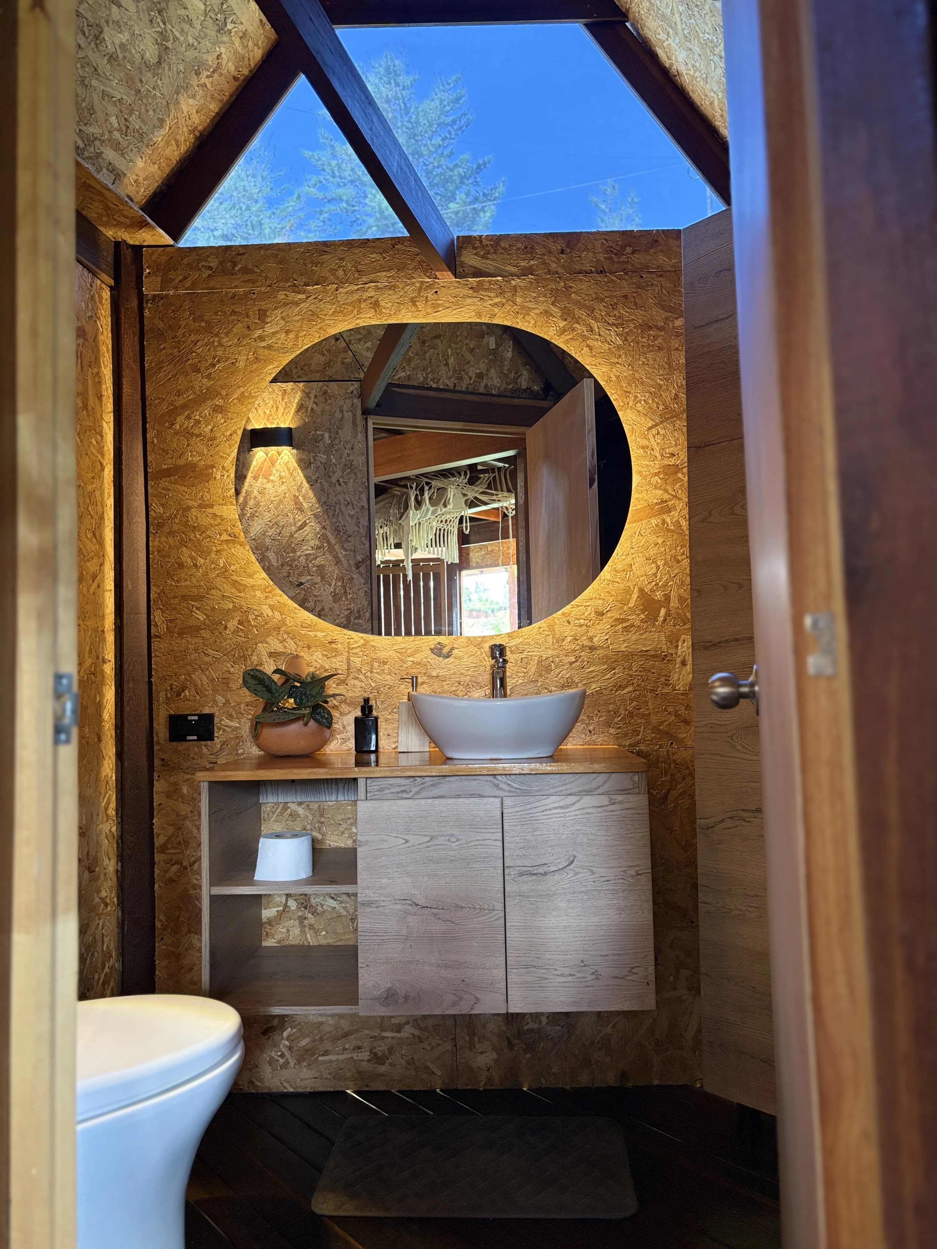 Baño con lucernario y vista al cielo — Ikuna Glamping