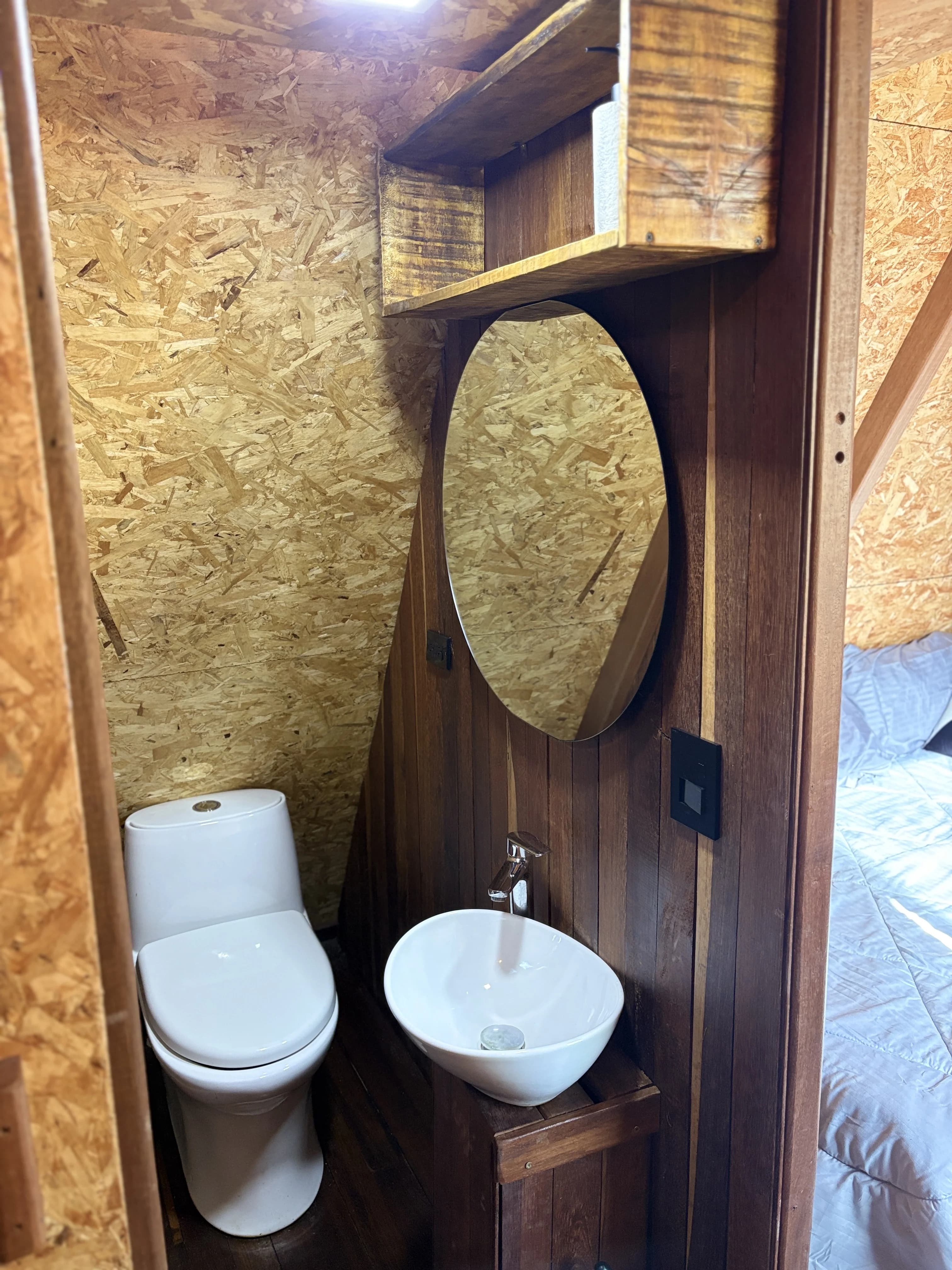 Baño interior con espejo redondo