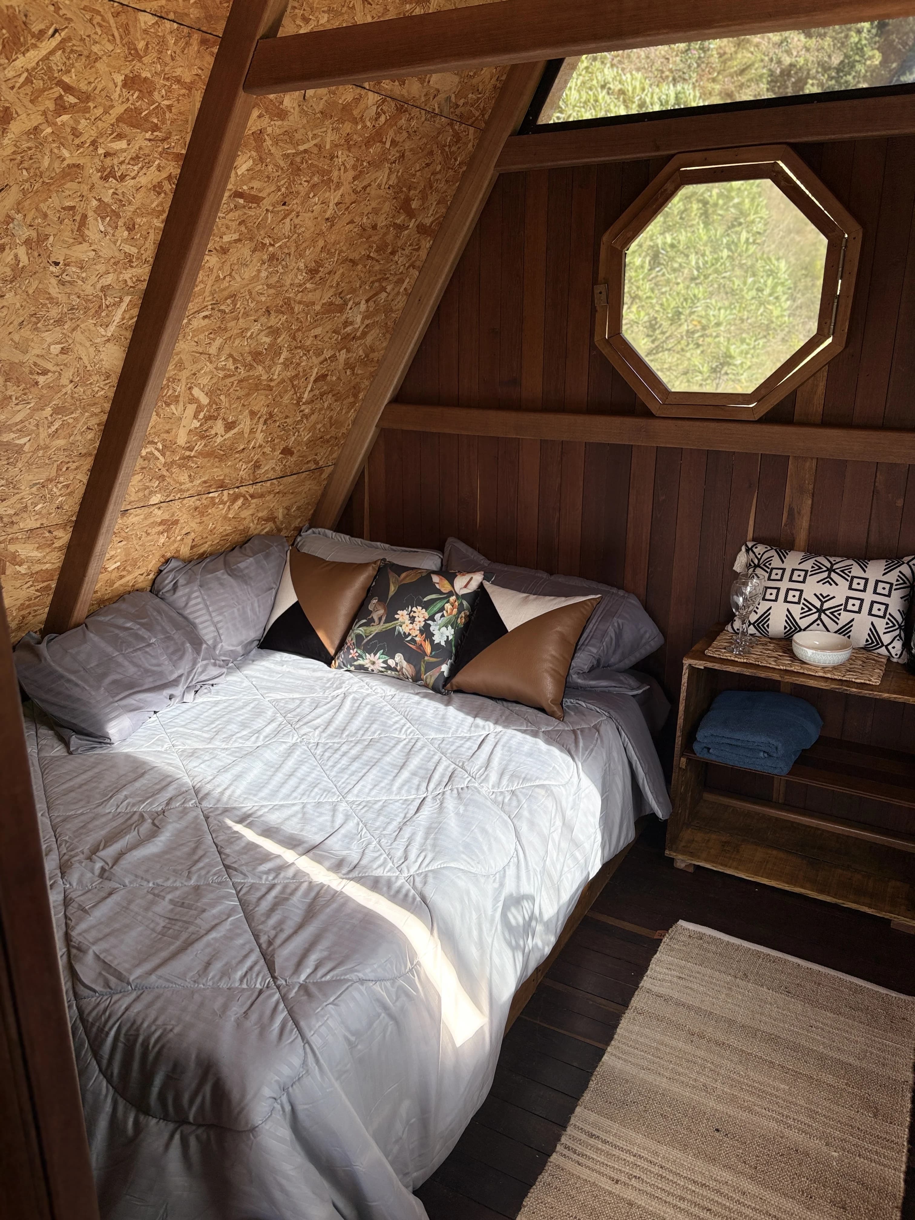 Cama doble con almohadas decoradas
