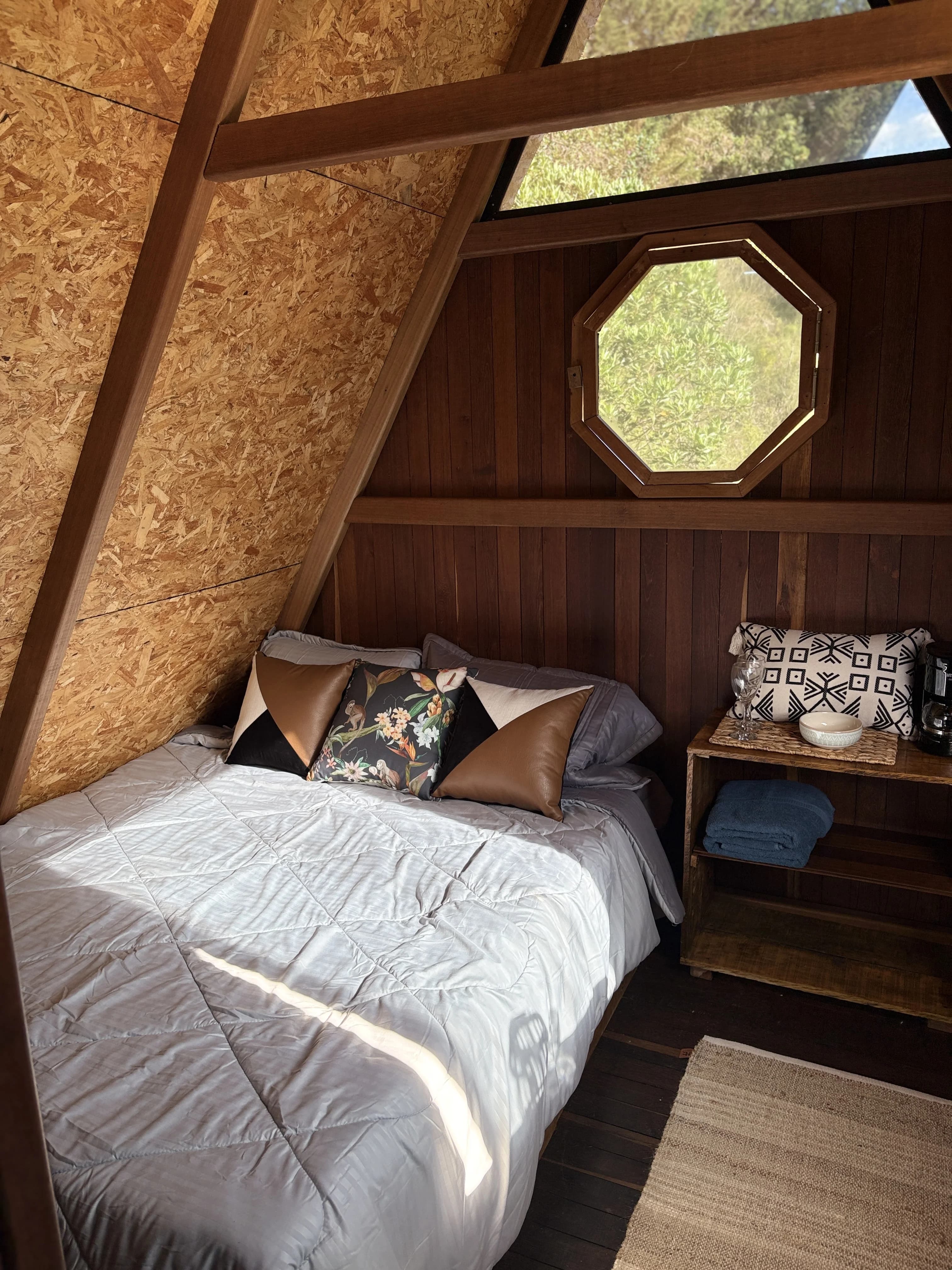 Dormitorio con ventana octagonal