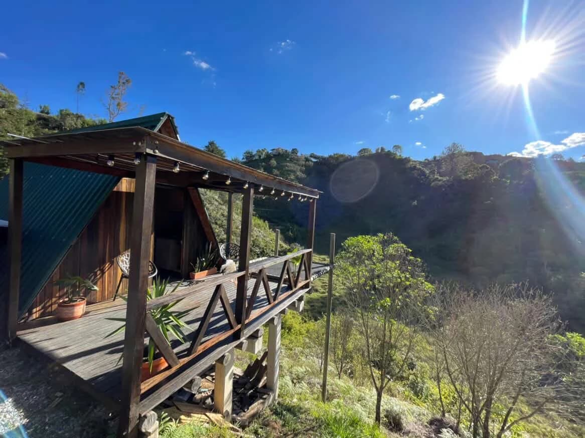 Cabaña con sol y vista al valle