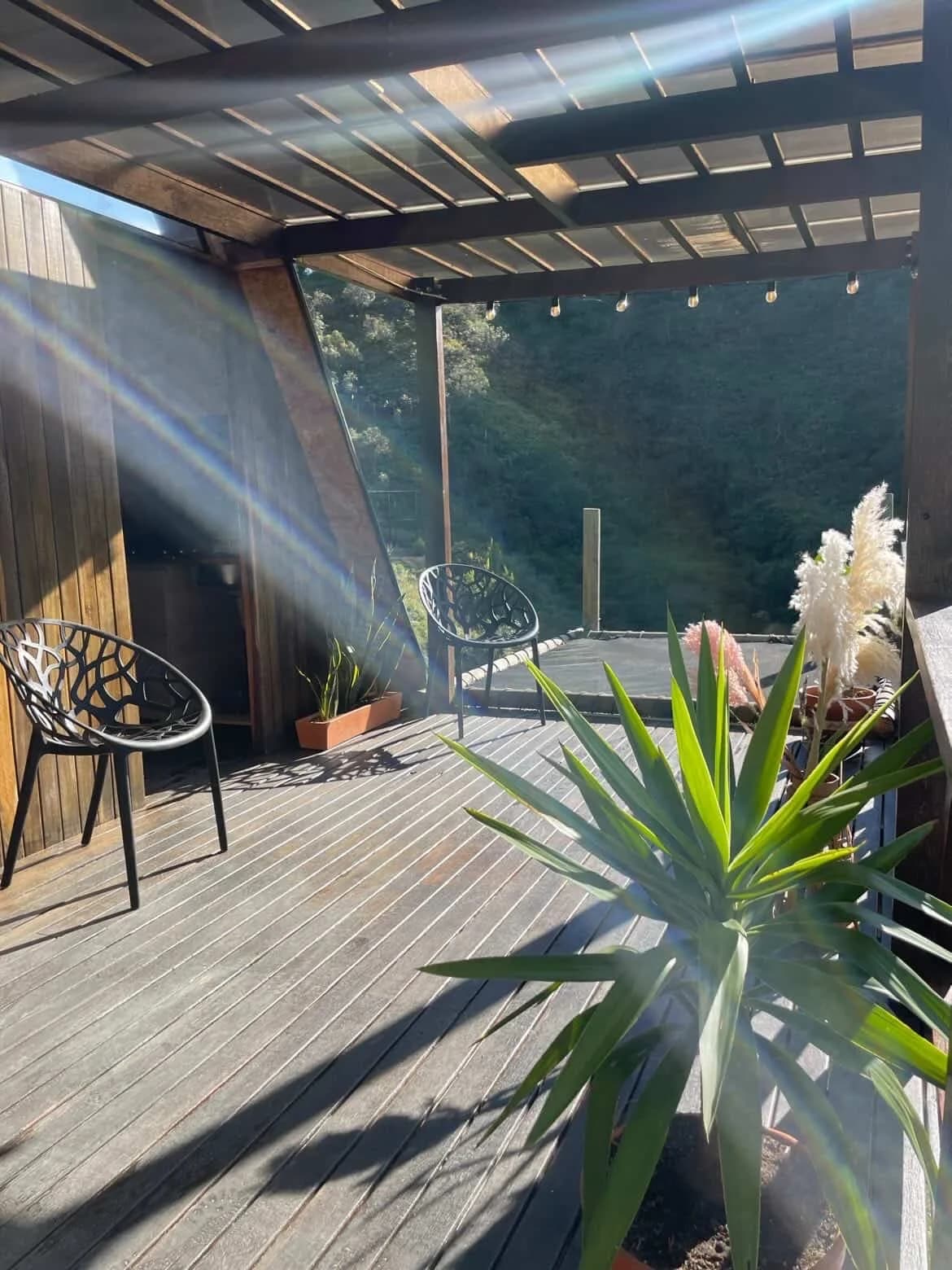Terraza bañada por la luz del sol