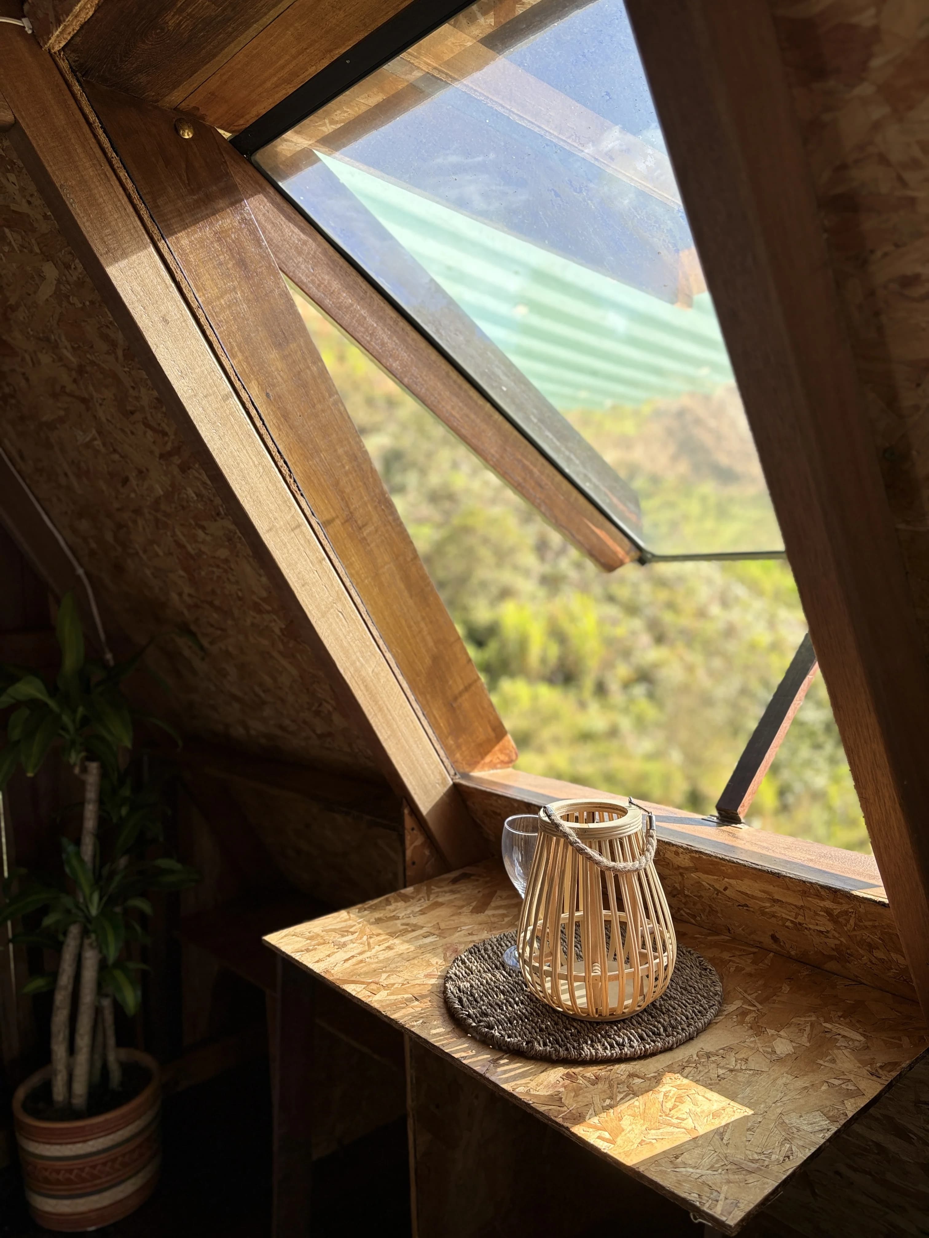 Lámpara de bambú frente a la ventana