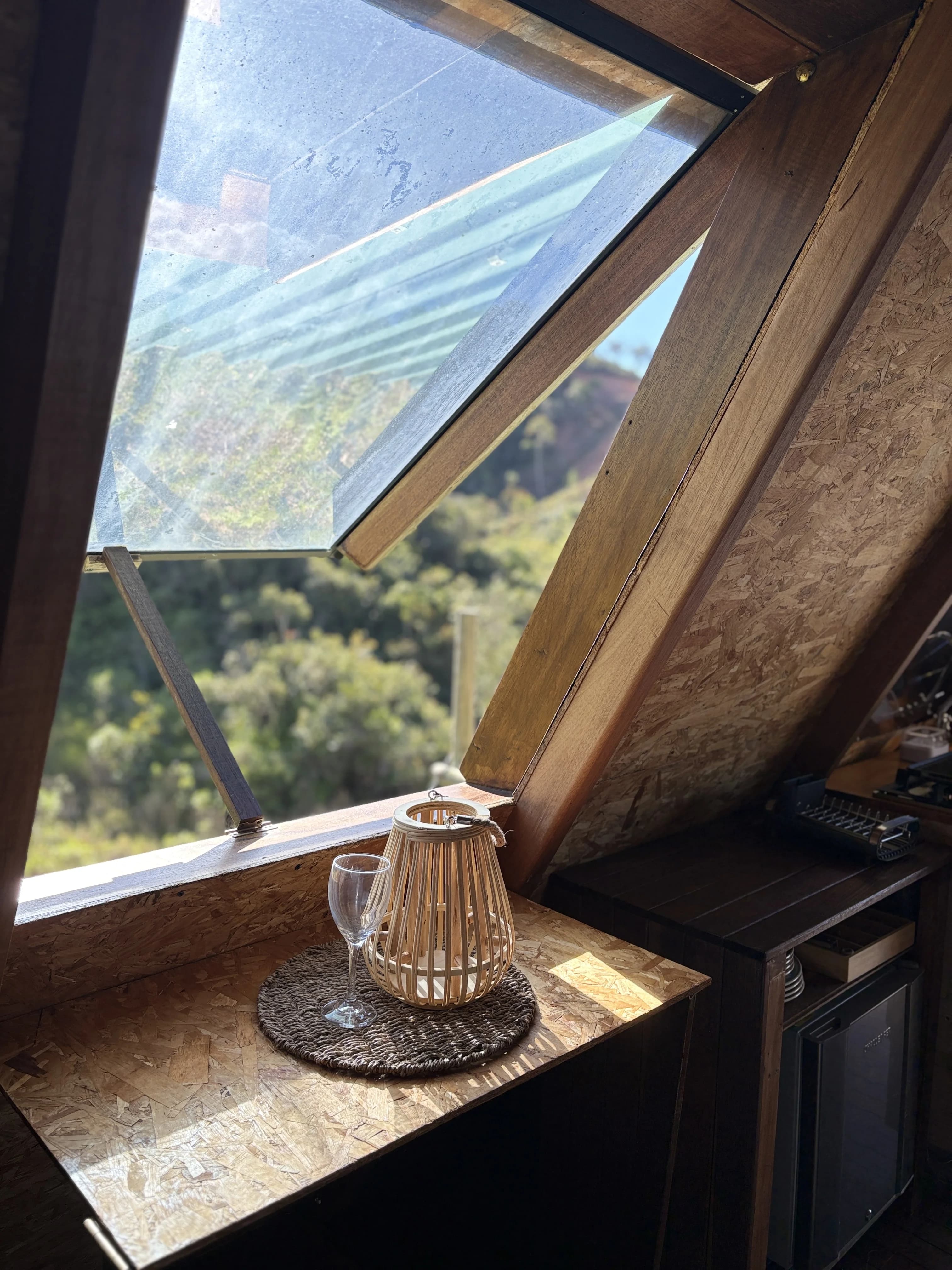 Ventana triangular con vista al valle